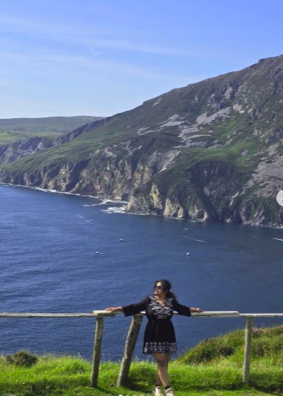 Standing at a wooden fence above the sea cliffs of Slieve League, Donegal